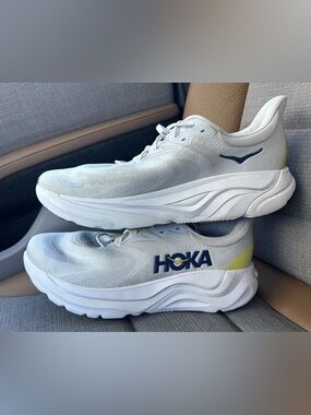 Mens Hoka Arahi 8 Gray& Navy Running Shoes with Yellow Heel Accent size 12